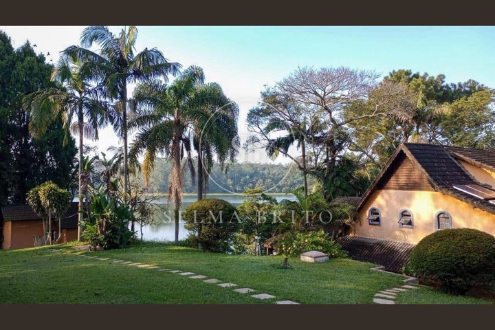 Casa de 450 m² com piscina à beira da represa